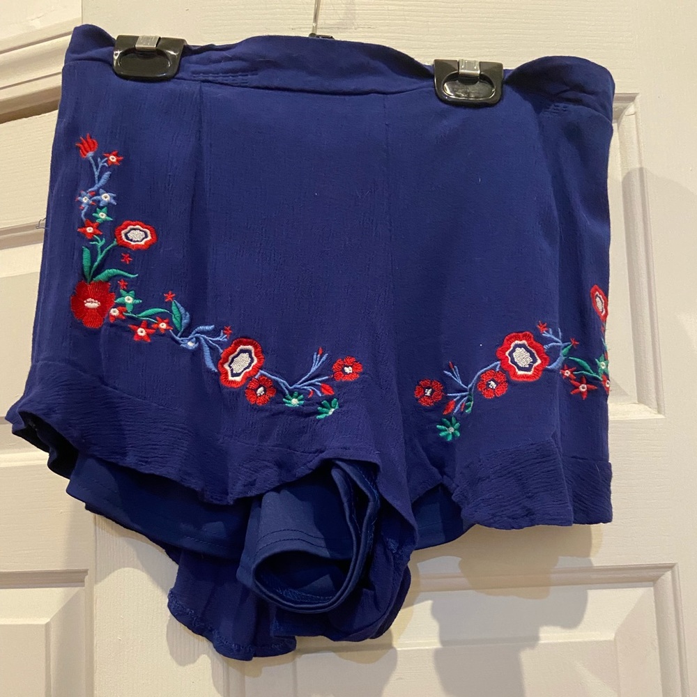Blue shorts with flower print